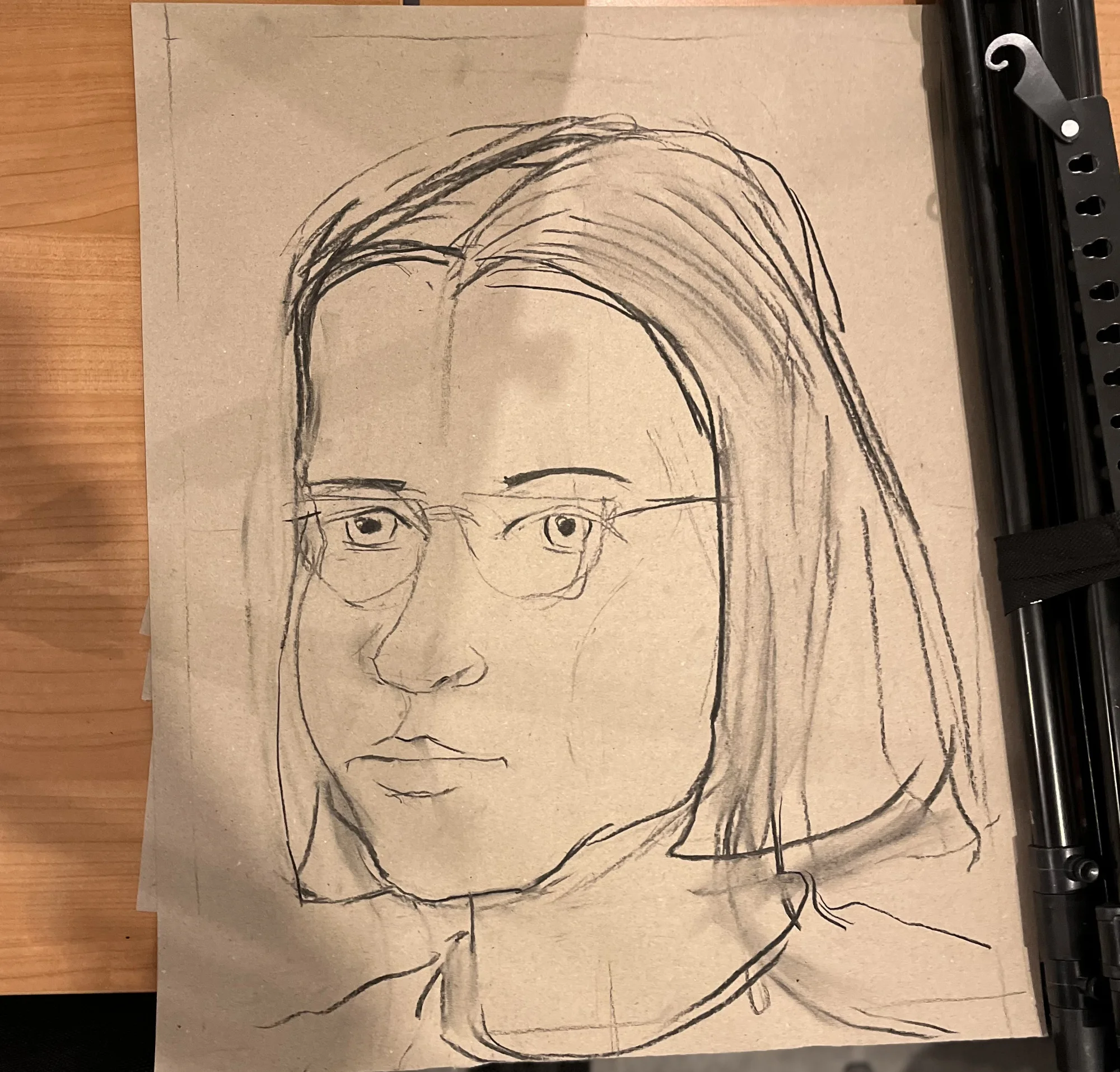 Teilnehmer zeichnen an Staffeleien im Berliner Studio