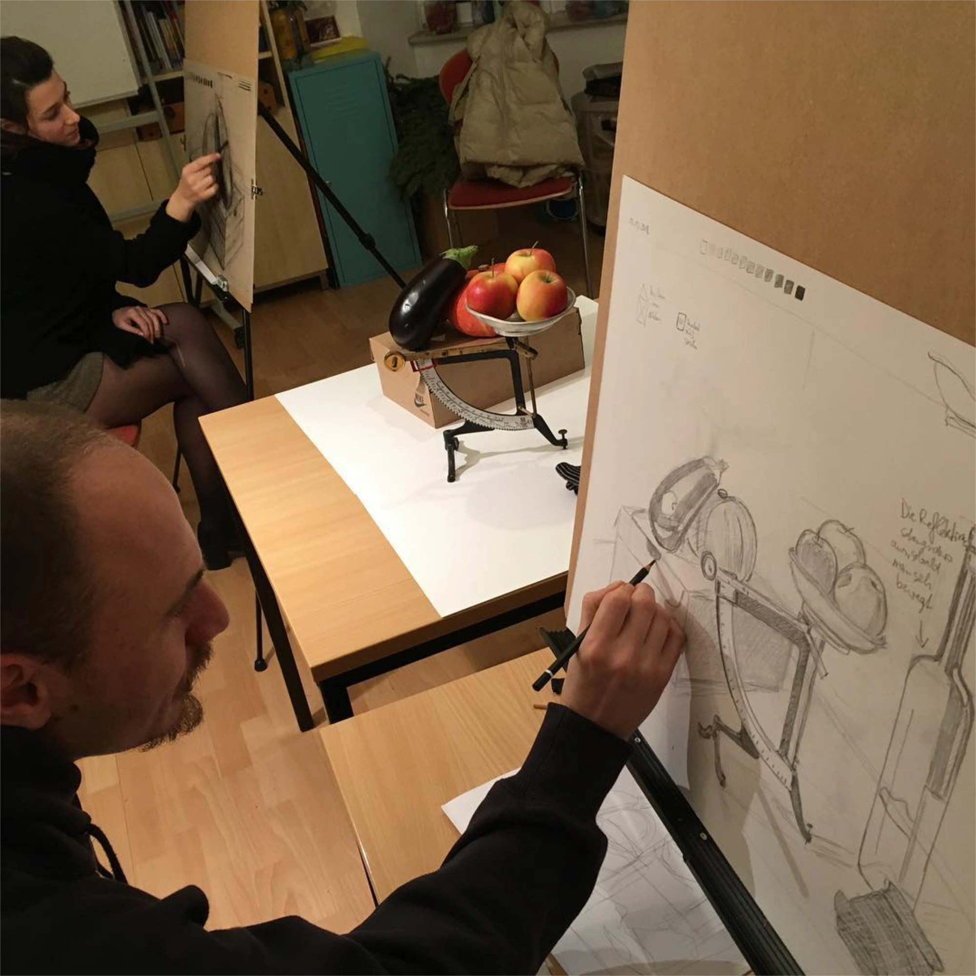 Zeichenkurs-Studio mit Staffeleien und Papier