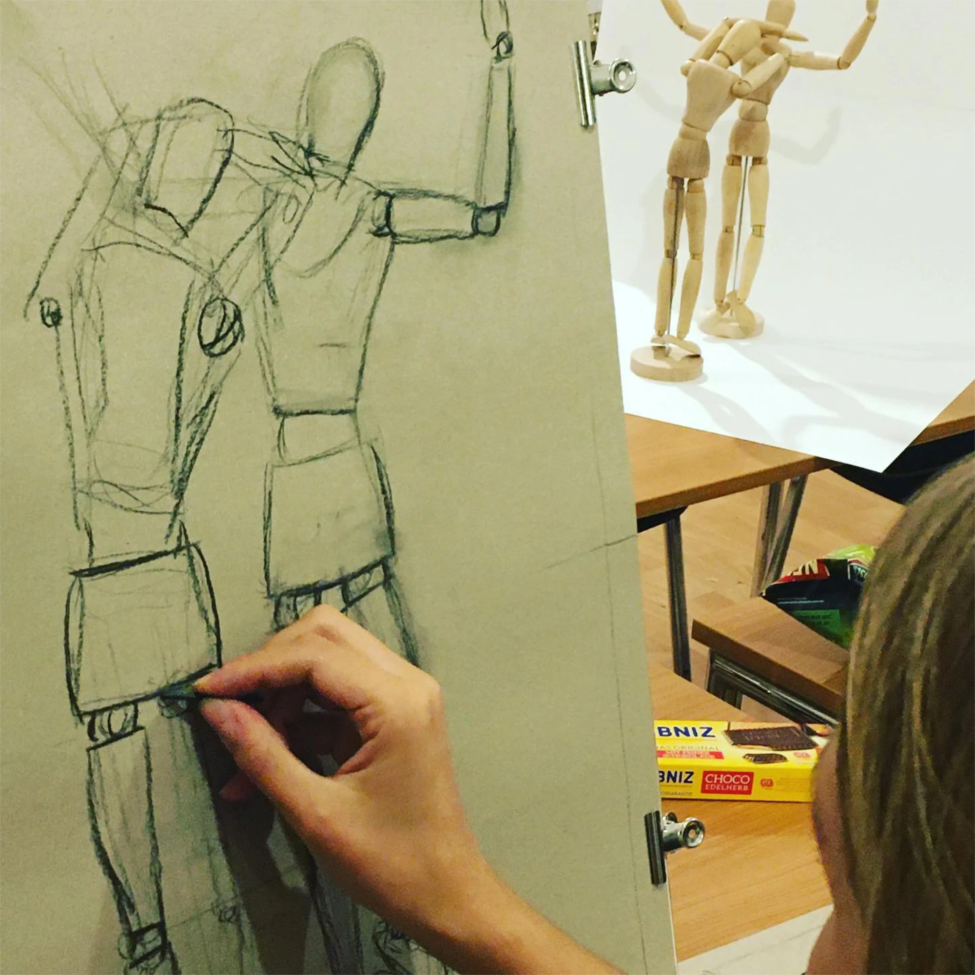 Teilnehmer arbeiten im Zeichenkurs im Studio