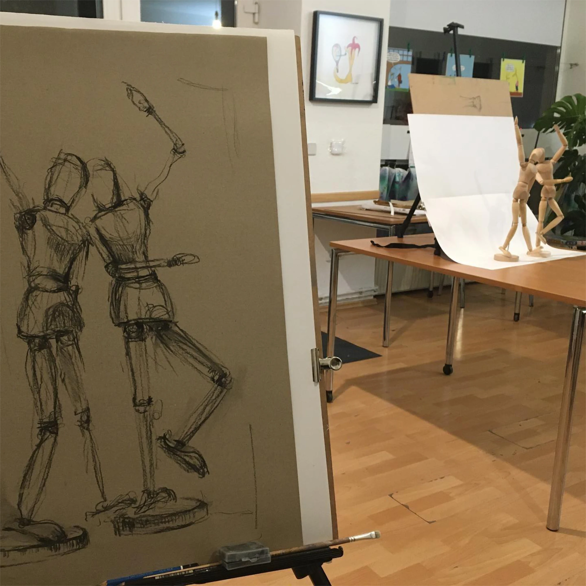 Kursraum mit Tischen und Staffeleien vor einer Kunstsession