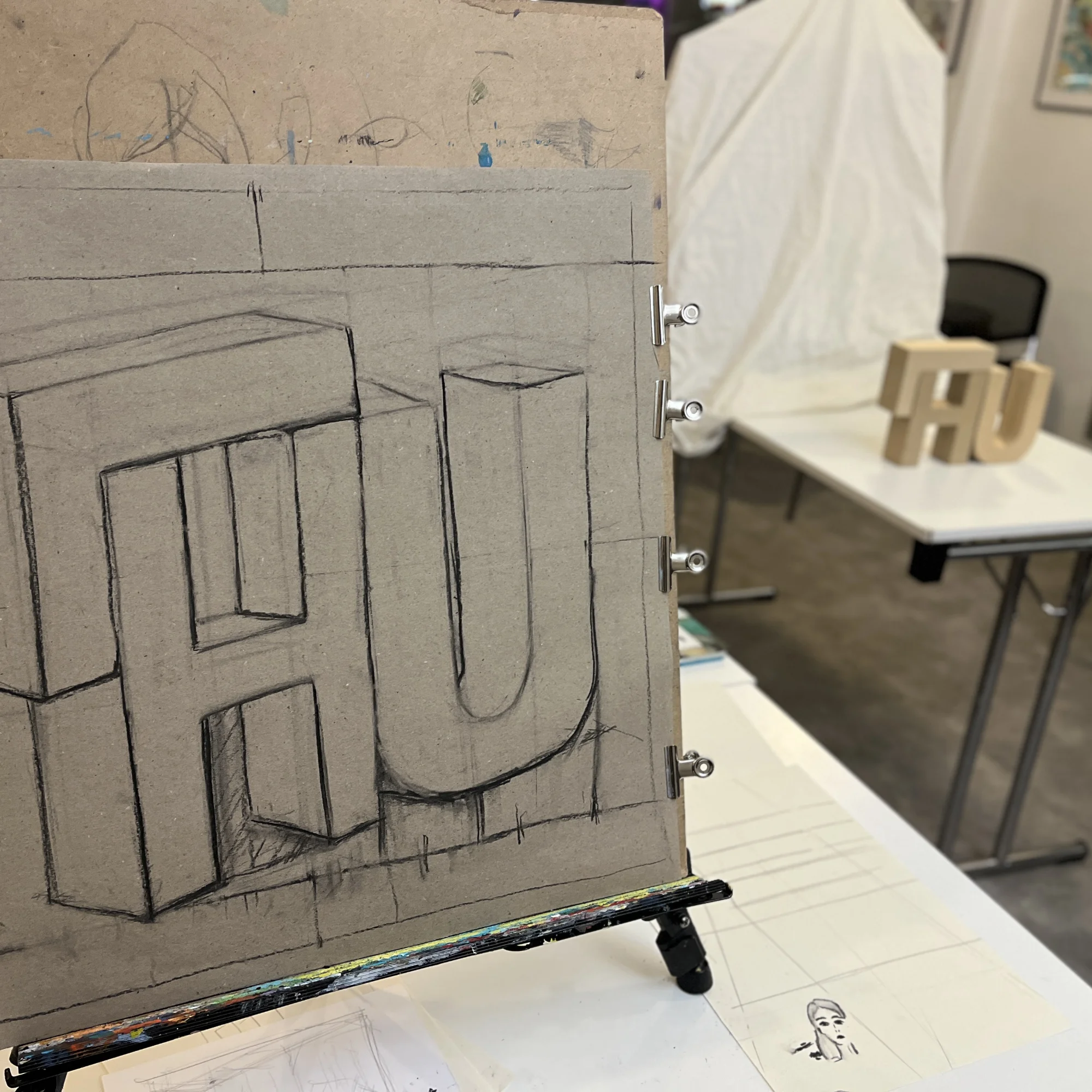 Kunstkurs-Studio mit Tischen, Papier und Zeichenmaterialien